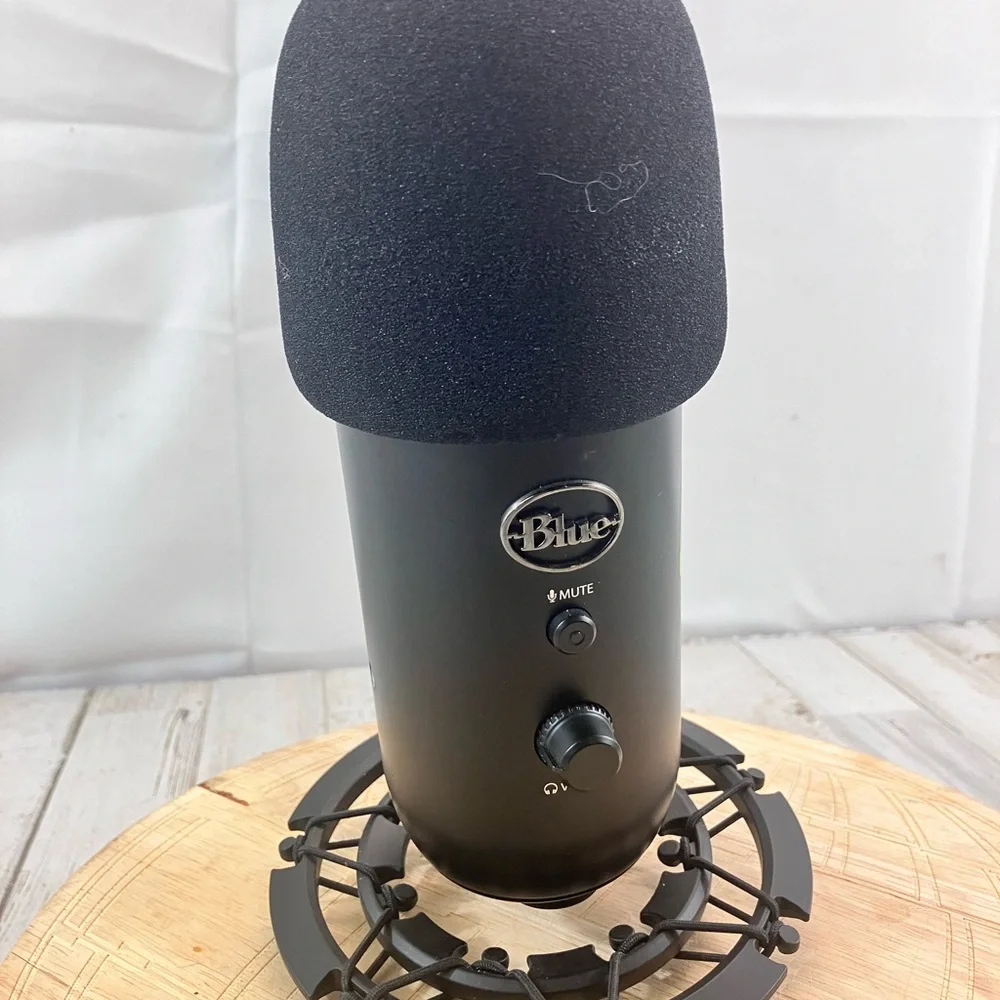 Logitech for Creators Blue Yeti USB Microphone for Gaming, Streaming, Podcast